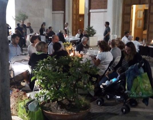 Giovani e famiglie a cena insieme “con il grembiule”
