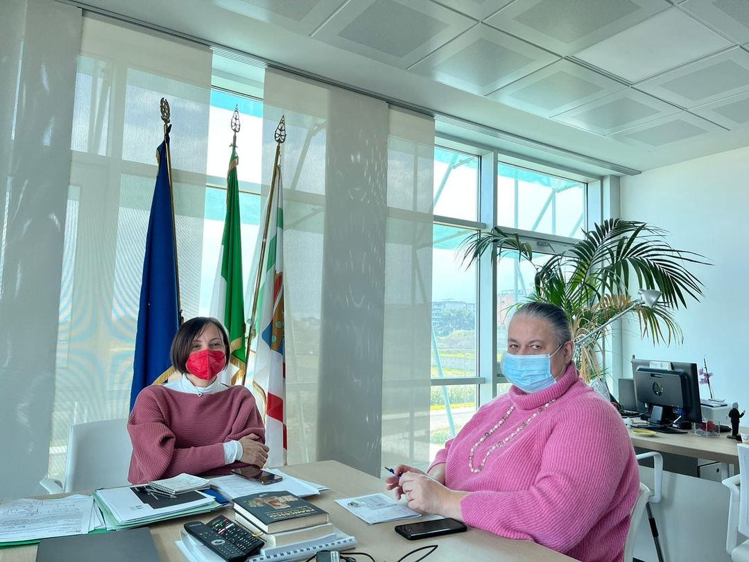 L'assessore Rosa Barone, e, a sinistra, la presidente del Forum Lodovica Carli